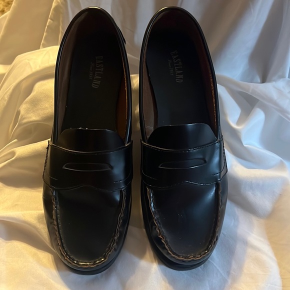 Eastland Shoes - EUC Eastland penny loafers. Size 9.5W.